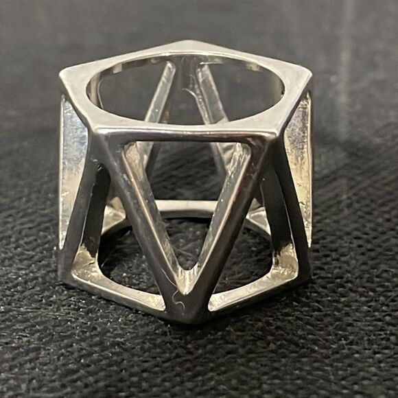 Large metal ring with a triangle pattern - Picture 1 of 5
